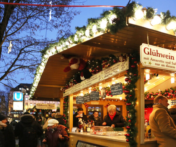 Lebkuchen und Zwetschgenmanderl, Holzwaren aus Oberammergau, Südtirol und dem Erzgebirge und alles Weitere, was zur Advents- und Weihnachtszeit gehört, wird heute in über hundert Buden rund um den Marienplatz angeboten. Zu einem genussvollen Bummel über den Christkindlmarkt gehört auch das Probieren kulinarischer Köstlichkeiten. Heißer Glühwein, Punsch und Feuerzangenbowle wärmen von innen, frisch gebrannte Mandeln und heiße Maroni von außen. Der verlockende Duft von Bratwürsten lädt zum Schlemmen ein. Süße Adventsspezialitäten wie Pfeffernüsse und Magenbrot gehören einfach zum Christkindlmarkt dazu. Gingerbread and plum manderl, wood products from Oberammergau, South Tyrol and the Erzgebirge and everything else that belongs to the Advent and Christmas season are offered in over a hundred stalls around the Marienplatz (city center). One of the great pleasures of a visit to the Christkindlmarkt is the opportunity to enjoy its particular culinary delights. There’s mulled wine and mead to give visitors that inner glow as well as freshly roasted almonds and chestnuts to keep body and soul together. Other traditional features of the Christkindlmarkt include tempting grilled sausages and Advent sweetmeats such as spicy “Pfeffernüsse” biscuits and “Magenbrot” cake.